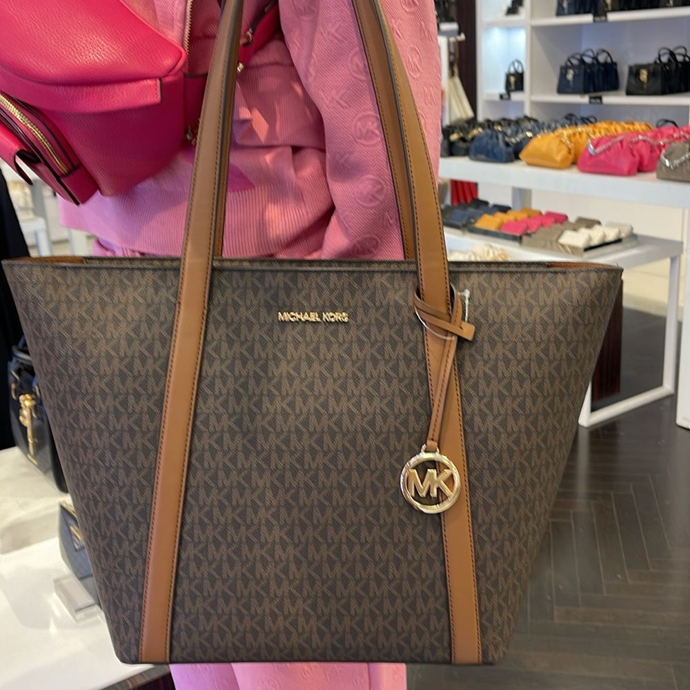 MICHAEL KORS
Pratt Large Signature Logo Tote Shoulder Bag
COLOR BROWN
NWT - Picture 13 of 16